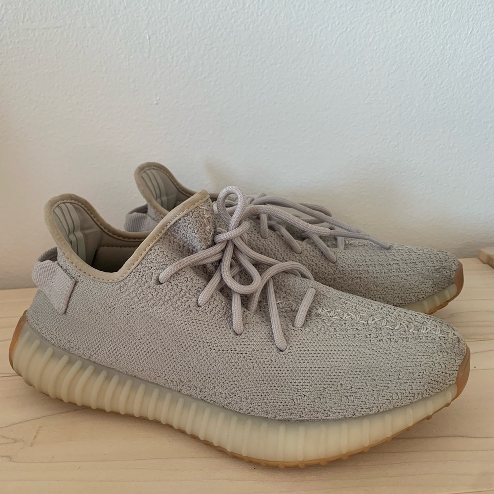 Like NEW! Adidas Yeezy 350 V2. Size 8 US.